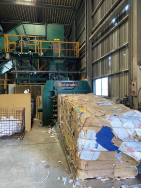 古紙をプレス加工