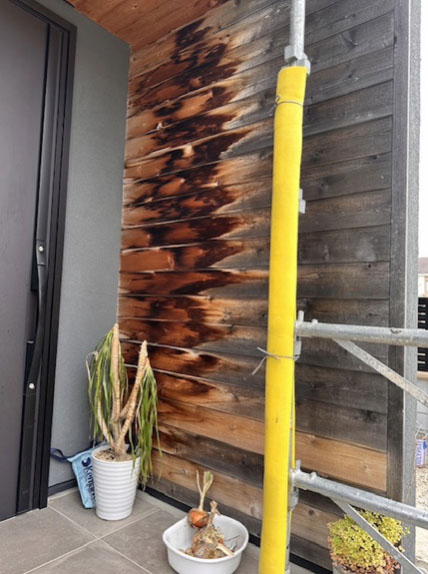 日焼けやカビで黒くなった外壁白木