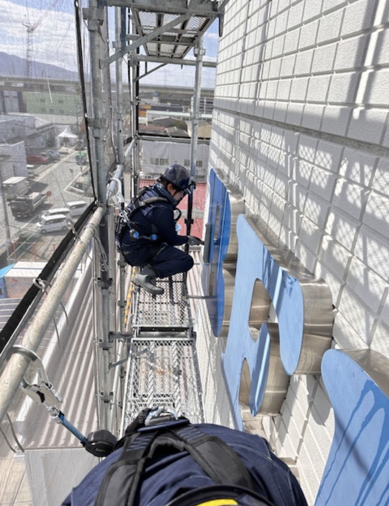 チョーキングが起こって白くなった看板