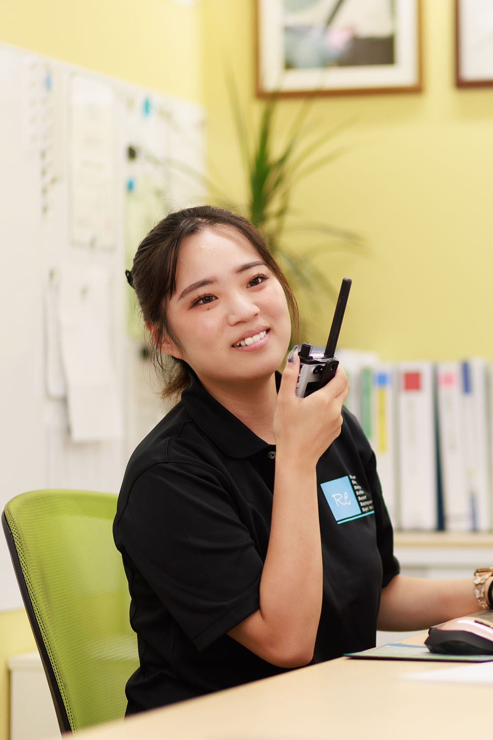 笑顔で働く事務員