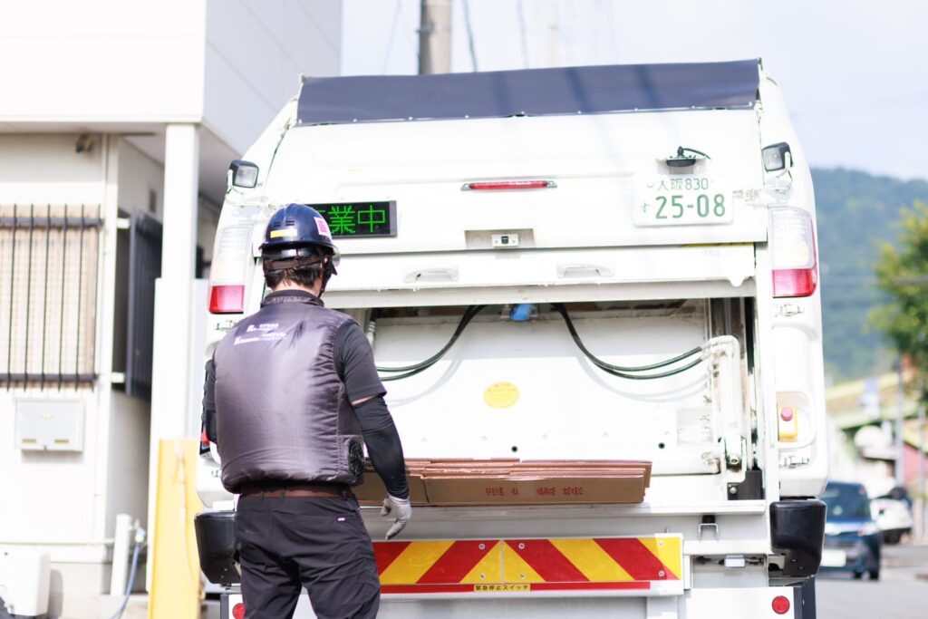 年末年始　休業日　パッカー車